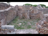 03073 ostia - regio i - insula ii - caseggiato del pantomimo apolausto and caseggiato del balcone ligneo (i,ii,2.6) - bli vom porticus (20) ri raum 25 (norden) - 09-2022.jpg